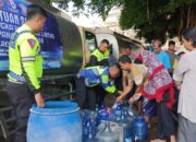 Jelang Hari Lalu Lintas Bhayangkara Ke-68, Satlantas Polres Majalengka Gelar Baksos Pembagian Air Bersih di Desa Cisambeng