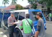 Jum’at Berkah: Sat Lantas Polres Majalengka Bagikan Nasi Box untuk Masyarakat Kurang Mampu