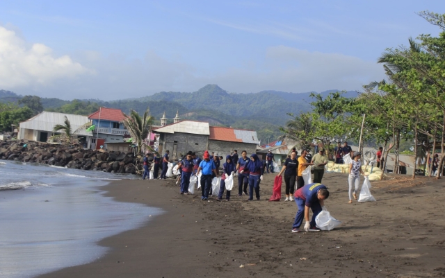 Tanggulangi Pencemaran Lingkungan, Bakamla RI Bersihkan Pesisir Pantai