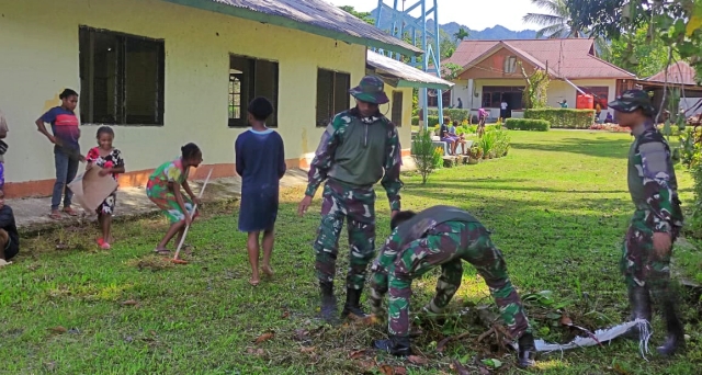 Sambut Hari Natal, Prajurit Satgas Yonif 122/TS bersama Masyarakat Gotong-royong Bersihkan dan Mendekorasi Gereja