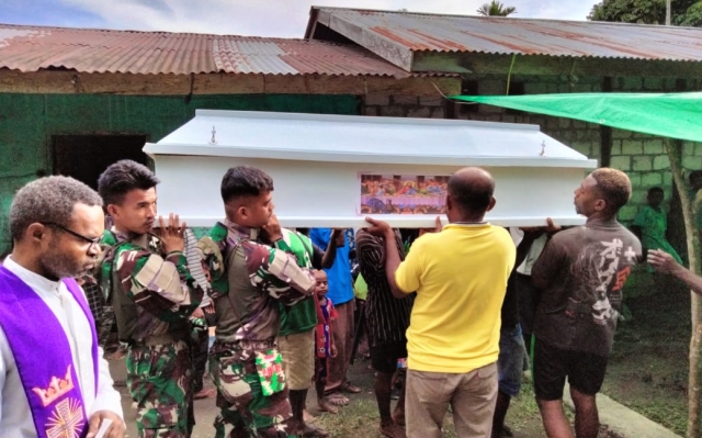 Gerak Cepat Satgas Yonif 122/TS Bantu Proses Pemakaman Warga