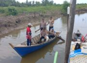 Kapolsek Gunakan Sampan ke Hulu Sungai Desa terpencil, Bersama Jajaran Polsek Rupat Utara Sosialisasikan Pemilu Damai 2024