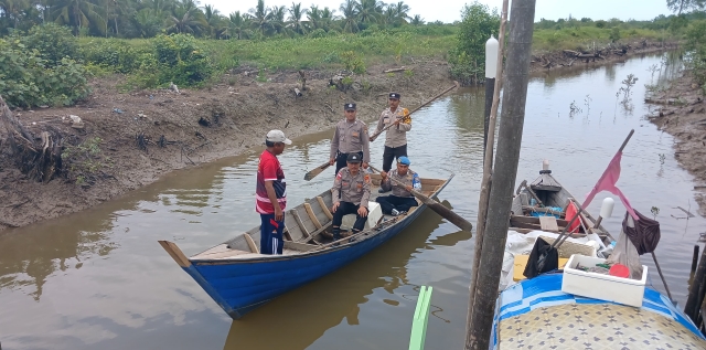 Kapolsek Gunakan sampan ke hulu sungai Desa terpencil, Bersama Jajaran Polsek Rupat Utara sosialisasikan Pemilu Damai 2024