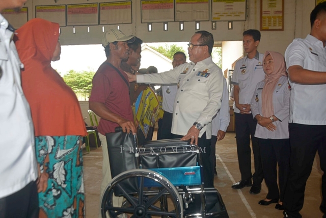 Penjabat Bupati Mesuji Serahkan Bansos bagi Penyandang Disabilitas