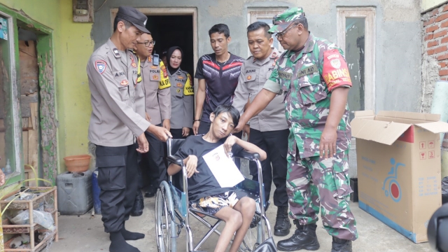 Polri Peduli Disabilitas, Kapolres Tasikmalaya Kota Berikan Bantuan Kursi Roda dan Bingkisan Sembako