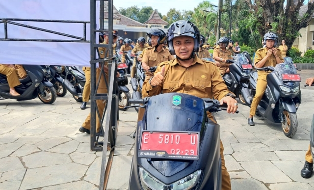 Kades Sukajadi Mendukung Inisiatif: Bantuan Motor Mempermudah Pelayanan Warga di Gang Kecil.