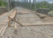 Kondisi Jembatan Penghubung Antardesa di Desa Lingga Laksana Rusak Parah