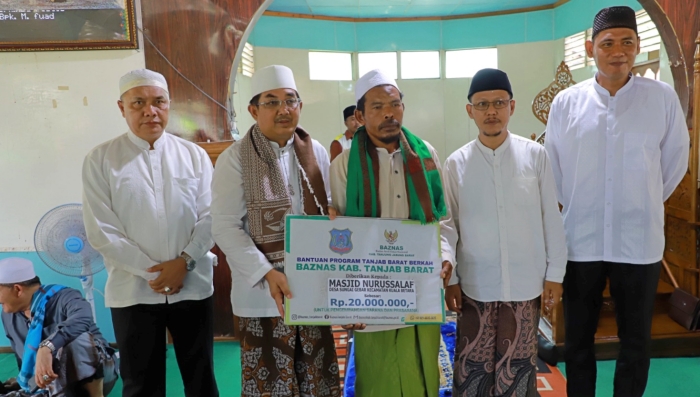 Bupati Tanjabar Melaksanakan Kegiatan Safari Jumat di Masjid Raya Nurul Salaf Parit 1 Desa Sungai Gebar Barat