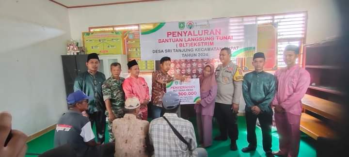 Pemerintah Desa Sri Tanjung Menyerahkan Bantuan tunai BLT DD Ekstrim Kepada 15 KPM Rupat NUANSA POST--- Pemerintah Desa Sri Tanjung menyerahkan Bantuan Langsung Tunai (BLT) dana desa tahap 2 (April-Juni) Penyerahan BLT dilaksanakan di ruang Kantor Desa Sri tanjung Kecamatan Rupat. Kab Bengkalis, Jumat , 26 April 2024 Jumlah Setiap penerima BLT dana desa masing-masing mendapatkan Rp 900 ribu untuk 3 bulan dihitung sejak bulan April sampai Juni Tahun 2024. Penyerahan langsung di serahkan oleh PJ Kepala Desa Sri Tanjung Ali Sapri, S.Ag. M.IP dan turut hadir Bhabinkamtibmas, Babinsa, Ketua BPD, Sekretaris Desa, Perangkat Desa dan seluruh Penerima manfaat. PJ Kades Sri tanjung Ali Sapri S.Ag M.IP berharap BLT dana desa yang diterimanya dapat membantu dan meringankan beban masyarakat yang dalam memenuhi kebutuhan pokok masyarakat.Ini merupakan BLT tahap dua. Bulan Apri ,Mei dan Juni , agar dapat dimanfaatkan sebaik mungkin. Selamat untuk penerima BLT, semoga dengan bantuan ini bisa bermanfaat dan tetap diberikan kesehatan,” ucap PJ Kades Sri tanjung Ali Sapri, S.Ag.M.IP .(M SYOPRI)