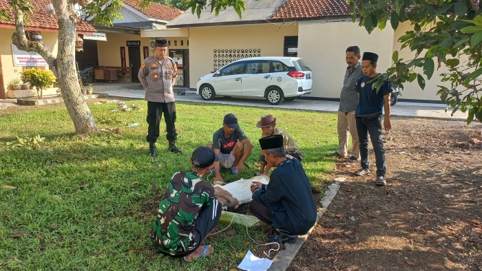 Polsek Lakbok Polres Ciamis Berkurban, Bagikan Daging ke Warga Membutuhkan