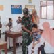 Babinsa Jadi “Superhero” Kecil, Beri Semangat Anak SD Saat Imunisasi BIAS