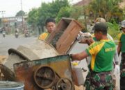 Kebersamaan Satgas Pamtas Yonarmed 11 Kostrad dan Warga Dalam Pembangunan Masjid di Perbatasan