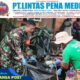 Gotong Royong Bersihkan Kali, Babinsa Timika Turun Langsung