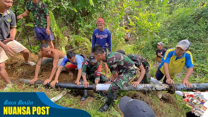 Satgas Yonarmed 10/ Bradjamusti Bantu Warga Pasang Pipa Air Bersih di Perbatasan.