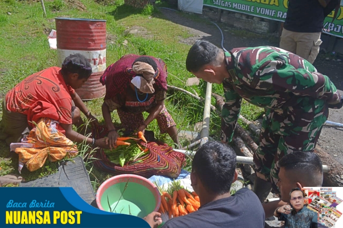 Satgas Mobile Raider 300 Siliwangi Borong Sayur Milik Warga