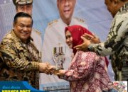 Lindungi Keselamatan Kerja Masyarakatnya, Bupati Bengkalis Hj.Kasmarni Terbaik 1 Paritrana Award Riau