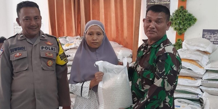 Polsek Weru Polresta Cirebon Amankan Penyaluran Beras dari BPN untuk Keluarga Penerima Manfaat