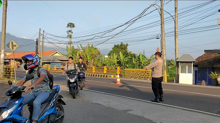 Ciptakan Berlalu Lintas Yang Aman, Ps. Panit Samapta l Polsek Cikijing Laksanakan Gatur Lalin