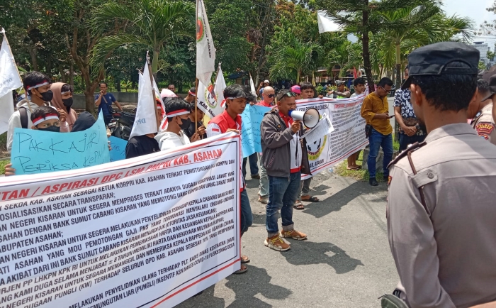 LSM PMPRI Demo Kantor Bupati, Minta Copot Kepala Bapeda Asahan