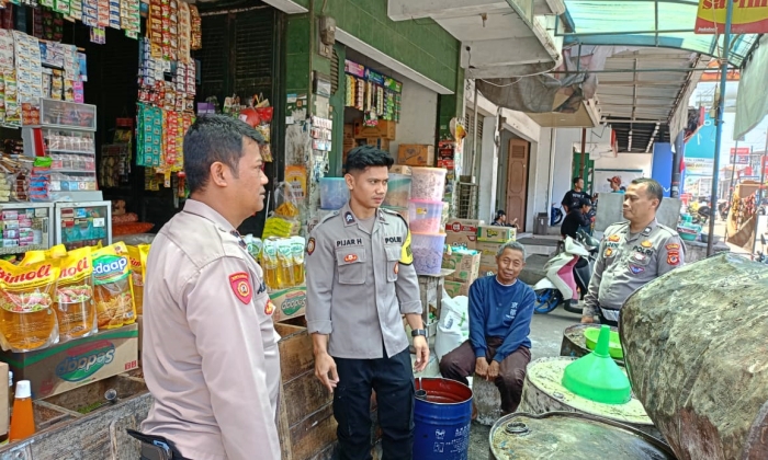 Personil Polsek Cikijing Rutin Cek Ketersediaan Bahan Sembako di Pertokoan.