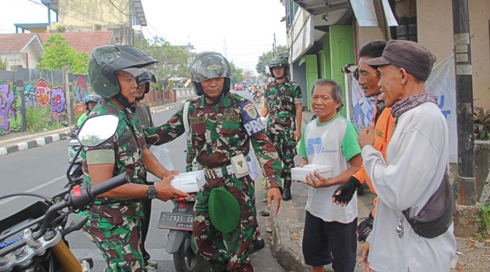 Jumat Berkah" Kodim 0612/Tasikmalaya Bagikan Nasi Kotak Kepada Masyarakat Sekitar Makodim