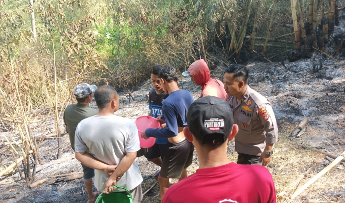 Personil Polsek Cikijing Bersama Babinsa Dan Warga Berjibaku Padamkan Kebakaran Lahan