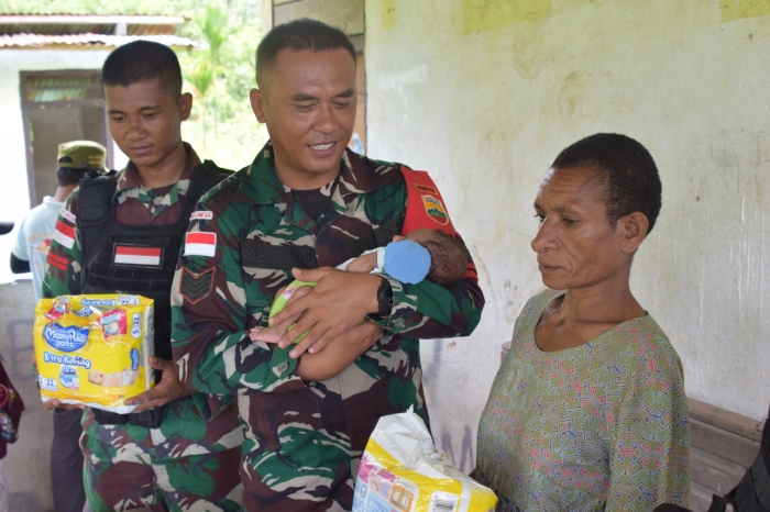 Peduli Kasih Terhadap Kesehatan Anak-anak Diperbatasan, Satgas Yonif 122/TS Berikan Pelayanan Kesehatan Di Kampung Kalimo Papua