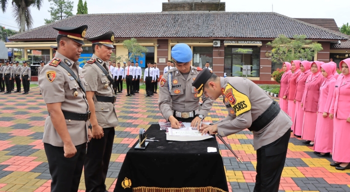 Kapolres Tasikmalaya Kota Pimpin Upacara Serah Terima Jabatan Kasat Resnarkoba,Kapolsek Cineam dan Kasie Propam.