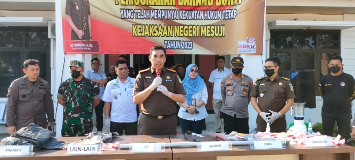 Kejari Mesuji Musnahkan Barang Bukti Senjata Api Ilegal dan Narkotika