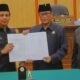 5 Kepala Desa PAW Dilantik Bupati Herdiat, Begini Pesannya ByIKP Diskominfo Ciamis Nov 3, 2023 Humas Jabar, Kabar Ciamis Kabupaten Ciamis,- Bupati Ciamis Herdiat Sunarya melantik 5 kepala desa secara sekaligus yang merupakan hasil pemilihan antar waktu (PAW) berdasarkan kebutuhan kekosongan jabatan yang dikarenakan penjabat sebelumnya diberhentikan, meninggal dunia dan atau karena hal lain sebagainya, pelantikan tersebut berlangsung di Aula Gedung PKK Setda Kabupaten Ciamis pada Jum’at, 03/11/23. Dari ke 5 kepala desa yang dilantik tersebut diantaranya 4 dari hasil PAW dan 1 sebagai penjabat desa hasil musdes. Adapun kepala desa hasil PAW dan penjabat desa yang dilantik diantaranya meliputi ; 1. Eli Kusnadi, sebagai Kepala Desa Ciulu 2. H. Udin, sebagai Kepala Desa Bahara 3. Sutrisno, sebagai Kepala Desa Banjaranyar 4. Iding, sebagai Kepala Desa Sadapaingan, dan 5. Edi Muhammad Al Hidayah, sebagai Kepala Desa Sindangmukti Dari pelantikan tersebut, Bupati Ciamis Herdiat Sunarya berpesan serta memberikan ucapan selamat dan apresiasi yang setinggi-tingginya kepada para kepala desa hasil PAW yang baru saja dilantik. “Pertama saya atas nama pribadi dan Pemerintah Kabupaten Ciamis mengucapkan selamat dan apresiasi yang setinggi-tingginya atas dilantik dan diambil sumpahnya kepada para kepala desa hasil PAW yang baru saja dilantik. Serta saya ucapkan selamat bertugas sebagai kepala desa, layani masyarakat dengan sebaik mungkin, terlebih saat ini adalah tahun politik sehingga diharapkan dapat menjaga netralitas, kondusifitas, jujur, adil, damai, tenang, aman dan kenyamanan pesta demokrasi nanti,” Ujarnya. “Semoga dapat amanah melaksanakan tugas dengan sebaik baiknya, terimakasih juga kepada seluruh pantia PAW, ketua BPD, bapak ibu para mantan kepala desa, saya ucapkan terimakasih atas curahan tenaga, pikiran dan pengabdiannya. Alhamdulillah baru 5 kepala desa yang hari ini selesai pergantian antar waktu ataupun penjabat sementara”, Tambahnya Bupati juga menginformasikan bahwa saatnya saat ini total terdapat 19 desa yang sedang melakukan proses tahapan PAW dan saat ini baru 5 desa. Katanya Lebih lanjut, Bupati menerangkan bahwa kepala desa adalah merupakan kepanjangtanganan Pemerintah Pusat, Provinsi dan Kabupaten yang langsung bersentuhan dengan masyarakat atau sebagai garda terdepan. “Saya berharap dan titipkan paling utama berikan pelayanan yang sebaik-baiknya, jangan pernah mengeluh atau menolak, intinya layani masyarakat karena itu adalah tugas kita sebagai pelayan masyarakat bukan sebaliknya kita yang dilayani”, Imbuh bupati. Ya, selain itu juga berikan suritauladan yang baik kepada masyarakat, jangan sampai terlibat masalah baik dari segi mental, akhlak maupun berurusan dengan masalah hukum. Sambungnya. “Hati-hati setiap desa mengemban amanah dengan dana desa yang sangat besar, perlu adanya kehati-hatian, ketelitian dan kedisiplinan tanggung jawab harus sangat melekat dalam pekerjaan”, Tegasnya Bupati juga mengingatkan kepada para isteri kepala desa untuk dapat saling membantu tugas kepala desa dengan menjadi PKK Desa sehingga dapat melayani masyarakat dengan program-program PKK. “Laksanakan tugas dengan baik dan jangan sampai terjadi hal-hal yang tidak diharapkan bersama dan mulai sekarang jangan sampai ada kepala desa yang tidak harmonis terutama dimulai dari internal karena itu akan berpengaruh terhadap pelayanan kepada masyarakat. Pungkasnya Kadis PMD Kabupaten Ciamis, Ape Ruswandana melaporkan penetapan pelantikan kepala desa hasil PAW ini sebelumnya sudah dilakukan atau ditempuh melalui musyawarah desa (musdes), “Kepada para penjabat sebelumnya saya ucapkan banyak terimakasih atas curahan tenaga, waktu dan pikirannya selama menjabat”, Singkatnya.