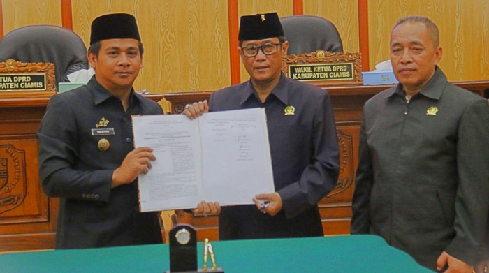 5 Kepala Desa PAW Dilantik Bupati Herdiat, Begini Pesannya ByIKP Diskominfo Ciamis Nov 3, 2023 Humas Jabar, Kabar Ciamis Kabupaten Ciamis,- Bupati Ciamis Herdiat Sunarya melantik 5 kepala desa secara sekaligus yang merupakan hasil pemilihan antar waktu (PAW) berdasarkan kebutuhan kekosongan jabatan yang dikarenakan penjabat sebelumnya diberhentikan, meninggal dunia dan atau karena hal lain sebagainya, pelantikan tersebut berlangsung di Aula Gedung PKK Setda Kabupaten Ciamis pada Jum’at, 03/11/23. Dari ke 5 kepala desa yang dilantik tersebut diantaranya 4 dari hasil PAW dan 1 sebagai penjabat desa hasil musdes. Adapun kepala desa hasil PAW dan penjabat desa yang dilantik diantaranya meliputi ; 1. Eli Kusnadi, sebagai Kepala Desa Ciulu 2. H. Udin, sebagai Kepala Desa Bahara 3. Sutrisno, sebagai Kepala Desa Banjaranyar 4. Iding, sebagai Kepala Desa Sadapaingan, dan 5. Edi Muhammad Al Hidayah, sebagai Kepala Desa Sindangmukti Dari pelantikan tersebut, Bupati Ciamis Herdiat Sunarya berpesan serta memberikan ucapan selamat dan apresiasi yang setinggi-tingginya kepada para kepala desa hasil PAW yang baru saja dilantik. “Pertama saya atas nama pribadi dan Pemerintah Kabupaten Ciamis mengucapkan selamat dan apresiasi yang setinggi-tingginya atas dilantik dan diambil sumpahnya kepada para kepala desa hasil PAW yang baru saja dilantik. Serta saya ucapkan selamat bertugas sebagai kepala desa, layani masyarakat dengan sebaik mungkin, terlebih saat ini adalah tahun politik sehingga diharapkan dapat menjaga netralitas, kondusifitas, jujur, adil, damai, tenang, aman dan kenyamanan pesta demokrasi nanti,” Ujarnya. “Semoga dapat amanah melaksanakan tugas dengan sebaik baiknya, terimakasih juga kepada seluruh pantia PAW, ketua BPD, bapak ibu para mantan kepala desa, saya ucapkan terimakasih atas curahan tenaga, pikiran dan pengabdiannya. Alhamdulillah baru 5 kepala desa yang hari ini selesai pergantian antar waktu ataupun penjabat sementara”, Tambahnya Bupati juga menginformasikan bahwa saatnya saat ini total terdapat 19 desa yang sedang melakukan proses tahapan PAW dan saat ini baru 5 desa. Katanya Lebih lanjut, Bupati menerangkan bahwa kepala desa adalah merupakan kepanjangtanganan Pemerintah Pusat, Provinsi dan Kabupaten yang langsung bersentuhan dengan masyarakat atau sebagai garda terdepan. “Saya berharap dan titipkan paling utama berikan pelayanan yang sebaik-baiknya, jangan pernah mengeluh atau menolak, intinya layani masyarakat karena itu adalah tugas kita sebagai pelayan masyarakat bukan sebaliknya kita yang dilayani”, Imbuh bupati. Ya, selain itu juga berikan suritauladan yang baik kepada masyarakat, jangan sampai terlibat masalah baik dari segi mental, akhlak maupun berurusan dengan masalah hukum. Sambungnya. “Hati-hati setiap desa mengemban amanah dengan dana desa yang sangat besar, perlu adanya kehati-hatian, ketelitian dan kedisiplinan tanggung jawab harus sangat melekat dalam pekerjaan”, Tegasnya Bupati juga mengingatkan kepada para isteri kepala desa untuk dapat saling membantu tugas kepala desa dengan menjadi PKK Desa sehingga dapat melayani masyarakat dengan program-program PKK. “Laksanakan tugas dengan baik dan jangan sampai terjadi hal-hal yang tidak diharapkan bersama dan mulai sekarang jangan sampai ada kepala desa yang tidak harmonis terutama dimulai dari internal karena itu akan berpengaruh terhadap pelayanan kepada masyarakat. Pungkasnya Kadis PMD Kabupaten Ciamis, Ape Ruswandana melaporkan penetapan pelantikan kepala desa hasil PAW ini sebelumnya sudah dilakukan atau ditempuh melalui musyawarah desa (musdes), “Kepada para penjabat sebelumnya saya ucapkan banyak terimakasih atas curahan tenaga, waktu dan pikirannya selama menjabat”, Singkatnya.