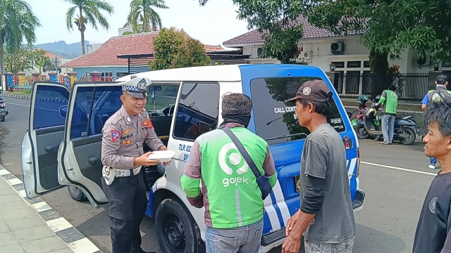 Jumat Berkah: Sat Lantas Polres Majalengka Bagikan Nasi Box untuk Masyarakat Kurang Mampu