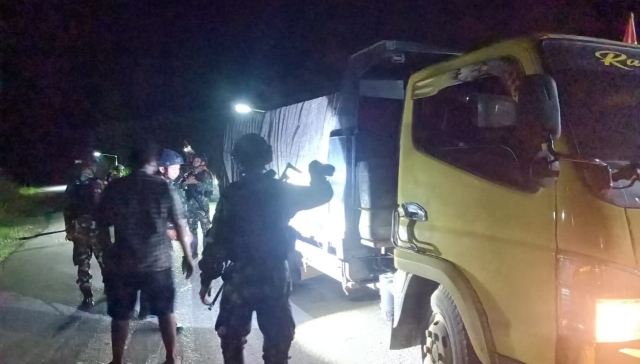 Cegah Peredaran Barang Ilegal Menjelang Nataru, Satgas Pamtas RI-PNG Yonif 122/TS Gelar Sweeping di jalan Trans Jayapura-Wamena