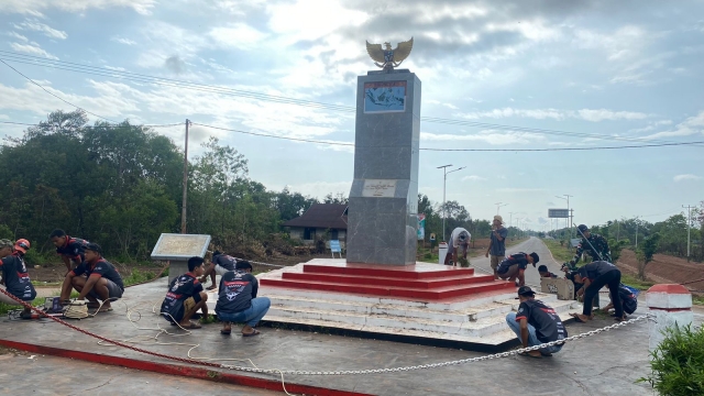 Gandeng Para Pemuda Pemudi Sota, Pasukan Tamalatea Rawat Tugu Indonesia Kebanggaan Warga di Perbatasan RI-PNG