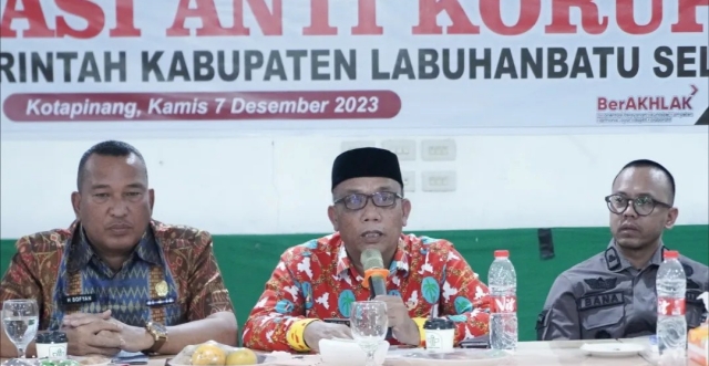 Labusel, NUANSA POST---Bupati Labuhanbatu Selatan di Wakili Asisten Perekonomian Ir. Ralikul Rahman, ST, MM, membuka acara sosialisasi anti korupsi di lingkungan Pemerintah Kabupaten Labuhanbatu Selatan diselenggarakan di aula Lt 1 Kantor Bupati Labuhanbatu Selatan, kamis (7/12/23). Assisten Ralikul Rahman mengatakan, pasal 2 ayat 1 undang-undang Tipikor menyebutkan setiap orang yang secara melawan hukum melakukan perbuatan memperkaya diri sendiri atau orang lain atau suatu korporasi yang dapat merugikan keuangan Negara atau perekonomian Negara bisa dipidana dengan pidana penjara dan denda. Dilanjutkan, dalam pasal 3 dia menyebutkan kembali setiap orang yang dengan tujuan menguntungkan diri sendiri atau orang lain atau suatu korporasi, menyalahgunakan kewenangan, kesempatan atau sarana yang ada padanya karena jabatan atau karena kedudukan yang dapat merugikan keuangan Negara atau perekonomian Negara bisa dipidana penjara dan atau denda. "Tugas pencegahan tindak korupsi bukan hanya tugas KPK, Kejaksaan maupun polisi namun kesadaran oleh diri sendiri. Satu rupiah yang kita keluarkan dari APBD/APBDESA harus bisa dipertangung jawabkan", ucap Assisten Selanjutnya dengan mengenal dan memahami apa-apa yang termasuk tindak pidana korupsi, upaya pencegahannya dan aturan termasuk mekanisme penyelesaian permasalahan hukum, diharapkan akan memberi dampak signifikan terhadap pemberantasan tindak pidana korupsi di Kabupaten Labuhanbatu Selatan. "Untuk mewujudkan peran aktif pelaksanaan fungsi dari para Aparatur Sipil Negara (ASN) Pemerintah Kabupaten Labuhanbatu Selatan akan menumbuh kembangkan budaya taat hukum pada lingkungan keluarga maupun lingkungan kerjanya. Selanjutnya cita-cita kita bersama menjadi masyarakat yang bijak dan taat hukum, semoga program dan kegiatan yang telah dan akan diselenggarakan dapat berjalan dengan baik tanpa tanpa ada halangan apapun", tutup Assisten. Hadir sebagai Narasumber, Kasi Intel Kejari Labusel Sahbana. P. Surbakti. SH. MH, dan juga dihadiri para Assisten dan Staf Ahli Bupati, pimpinan OPD, para Camat, para Pj Kepala Desa, Komunitas penyuluh anti korupsi dan undangan lainnya.(HARIS Hrp)***