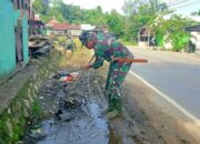 Bentuk Kepedulian di Musim Penghujan, Koramil 1012-04/Dusun Timur Gelar Karya Bhakti Bersihkan Selokan