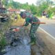 Bentuk Kepedulian di Musim Penghujan, Koramil 1012-04/Dusun Timur Gelar Karya Bhakti Bersihkan Selokan