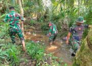 Melalui Karya Bhakti, Koramil Gotong Royong Bersihkan Selokan Air