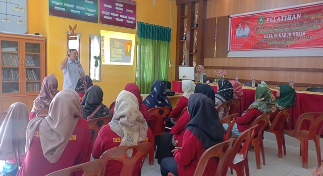 emdes Sukarjo Mesem Melaksanakan Pelatihan Peningkatan Keterampilan dan Pemberian Stimulus Pengembangan Usaha Bagi Masyarakat Miskin  