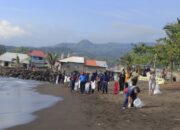 Tanggulangi Pencemaran Lingkungan, Bakamla RI Bersihkan Pesisir Pantai