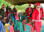 Sambut Hari Natal, Satgas Yonif 122/TS Hadirkan Santa Claus  Bagikan Bingkisan di Perbatasan RI-PNG