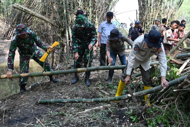 Plt Bupati Meranti H. Asmar Lantik 3 Kadis dan 2 Pejabat Fungsional