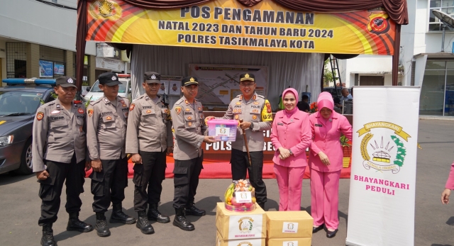 Kepedulian Kapolres Tasikmalaya Kota dan Ketua Cabang Bhayangkari, Berikan Tali Asih Kepada Personel Pos Pam Ops Lilin Lodaya 2023