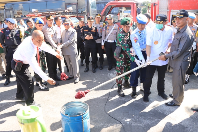 Kapolres Tasikmalaya Kota Didampingi PJ Walikota Tasikmalaya Melaksanakan Pemusnahan Barang Bukti Hasil KRYD Tahun 2023