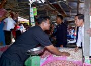 Presiden Jokowi Cek Harga Kebutuhan Pokok di Pasar Waru