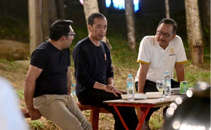 Saat Presiden Jokowi Nikmati Malam di IKN dengan Santap Nasi Goreng