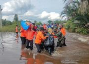 Sigap, Aksi Babinsa Koramil 1012 – 10/Dusun Selatan Bantu Warga Lewati Jalan Rusak Akibat Banjir