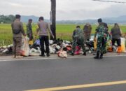 Gotong Royong Tiga Pilar di Cikijing: Bersama Warga Bersihkan Sampah di Bahu Jalan
