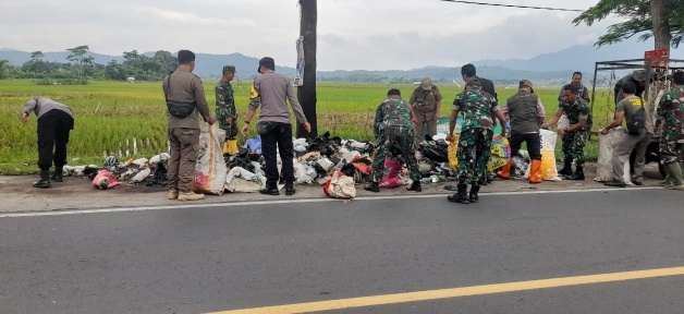 Gotong Royong Tiga Pilar di Cikijing: Bersama Warga Bersihkan Sampah di Bahu Jalan