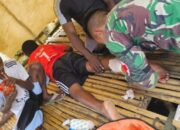 Luka Akibat Terkena Parang, Seorang Anak Mendapat Pengobatan Dari Tim Medis Satgas Yonif 623